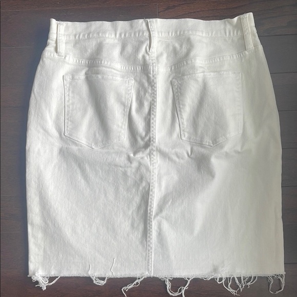 NWOT J. Crew Frayed White Denim Pencil Skirt - Picture 4 of 6